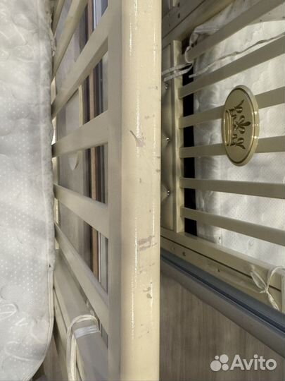 Детская кроватка с маятником