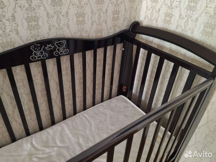 Детская кроватка с маятником и ящиком