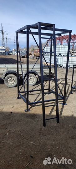 Стойка для еврокуба и устройство капельного полива