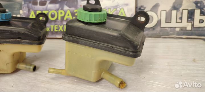 Бачок жидкости гур Audi 80 B3