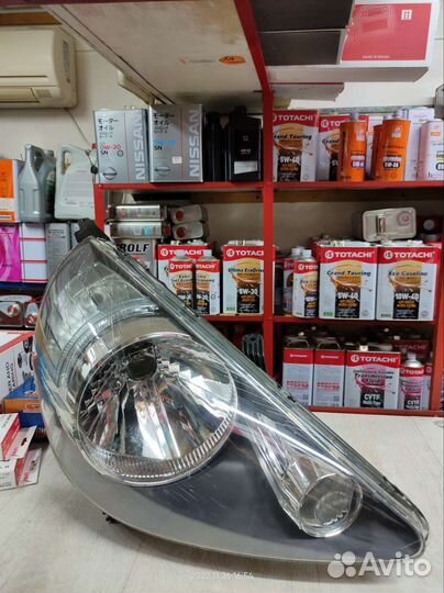 Фара правая новая на Honda Fit