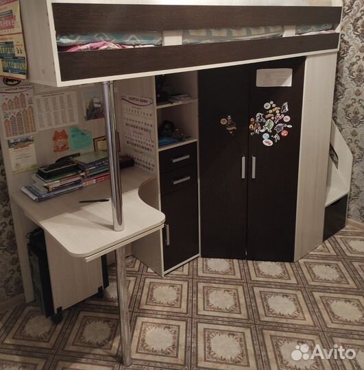 Детская кровать чердак со столом и шкафом бу