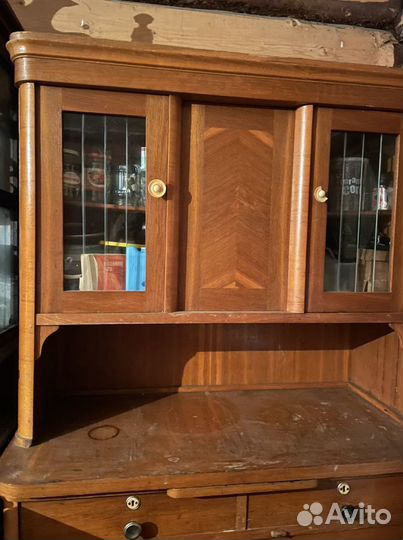 Старинный шкаф буфет