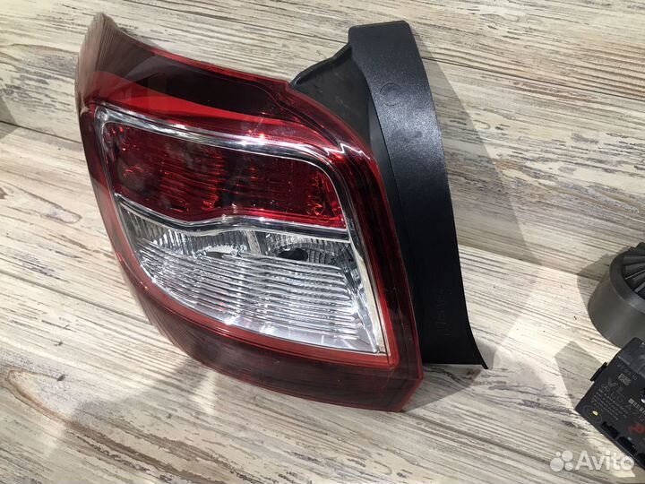 Фонарь левый Renault Sandero 2