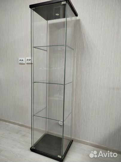 Стеклянный стеллаж (витрина)