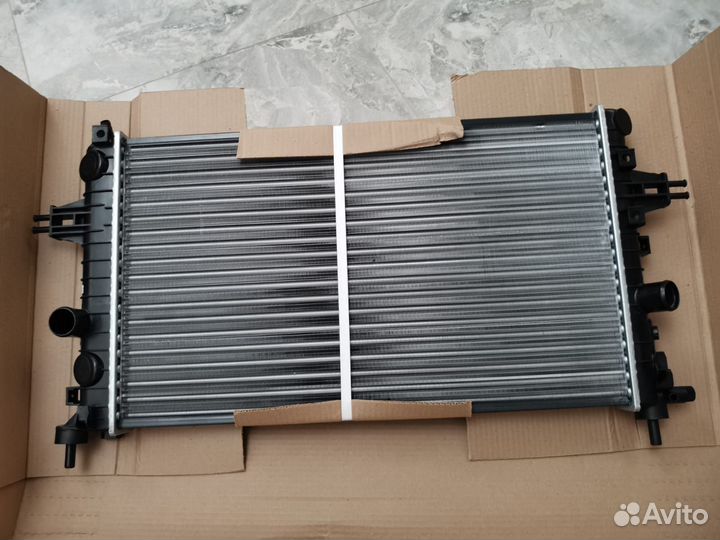 Радиатор усиленный Опель Астра Н Зафира Б МКПП