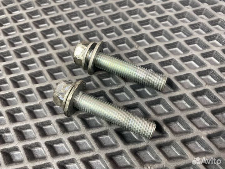 Болты кронштейна обводного ролика Honda Accord 8