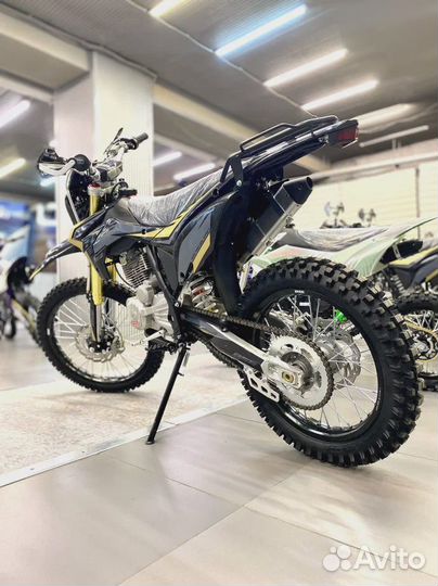 Мотоцикл кроссовый BSE Z3 2.0 21/18 Gold Black