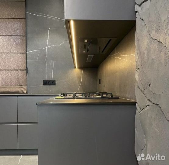 Кухонный гарнитур на заказ с подоконником