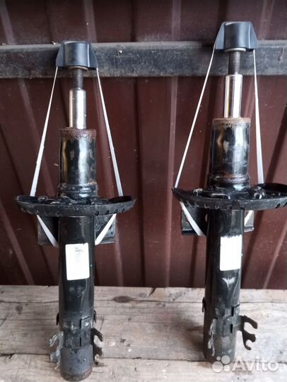 Стойки передние Фольцвагин поло б. У