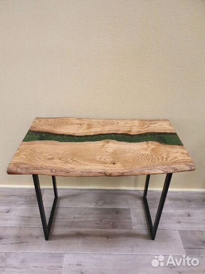 Стол из масива дуба и эпоксидной смолы