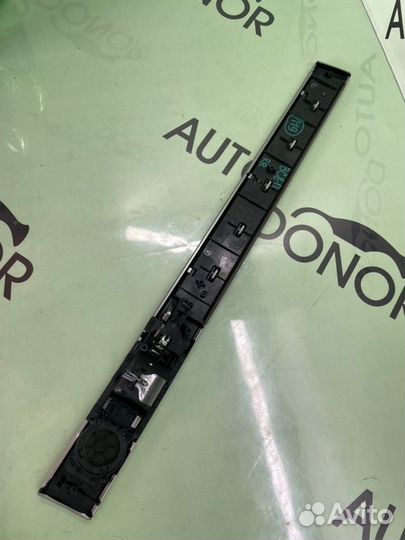 Накладка двери задняя правая Volkswagen Touareg 7L