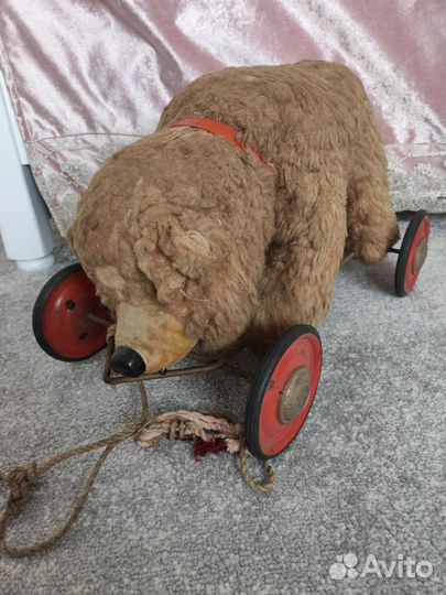 Мишка антикварный на тележке