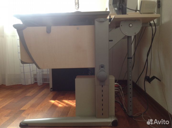 Компьютерный письменный стол парта Moll