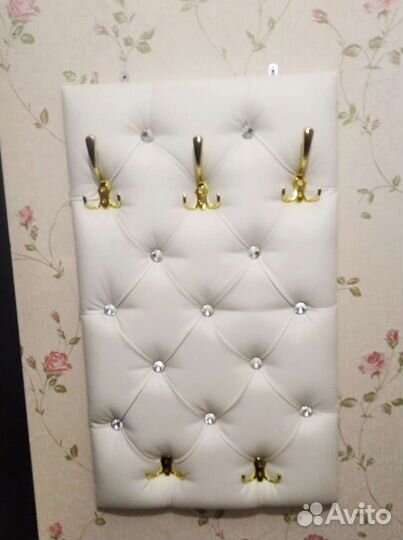 Стеновая панель с пуфом