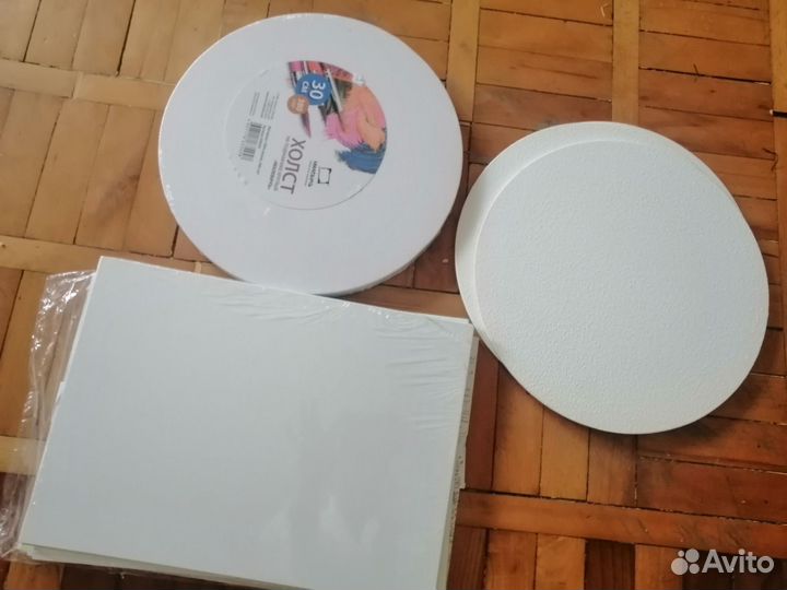 Книги и холсты для рисования