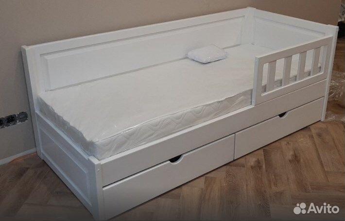 Кровать в детскую из массива сосны