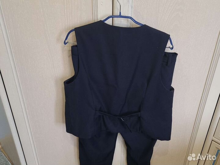 Двое школьных брюк и жилет, цена за все