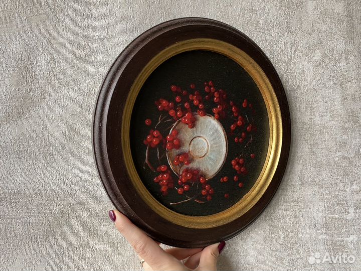 Картина в деревянной раме круглая