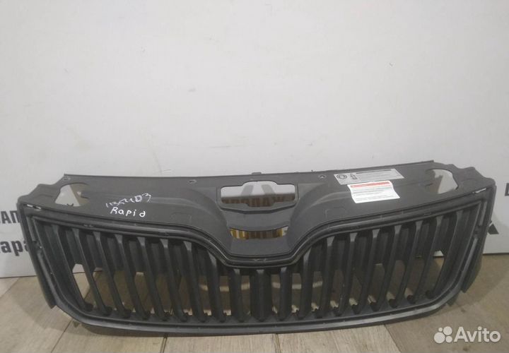 Решетка радиатора бу Skoda Rapid OEM 5JA853668