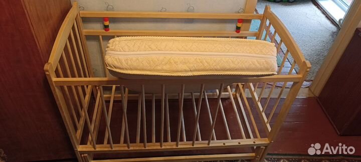 Детская кроватка с маятником