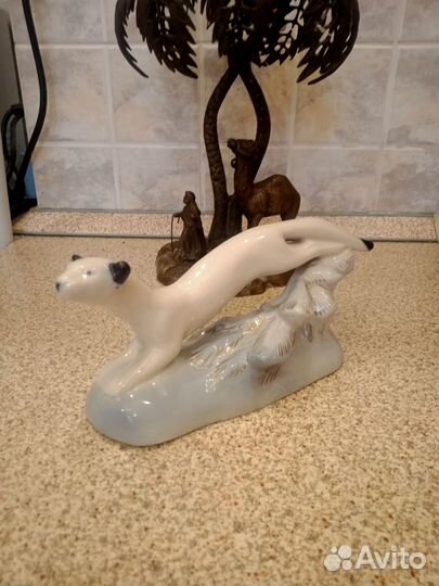 Фарфоровая статуэтка ласка на еле