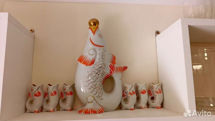 Графин с рюмками, рыбки