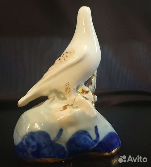 Фарфоровая статуэтка. Голубь