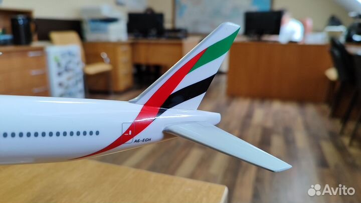 Модель самолет Fly Emirates Boeing 777-300ER 1:200