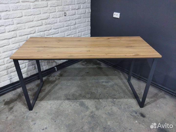 Компьютерный стол в стиле лофт