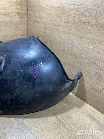 Подкрылок передний правый Mercedes W211 1704206