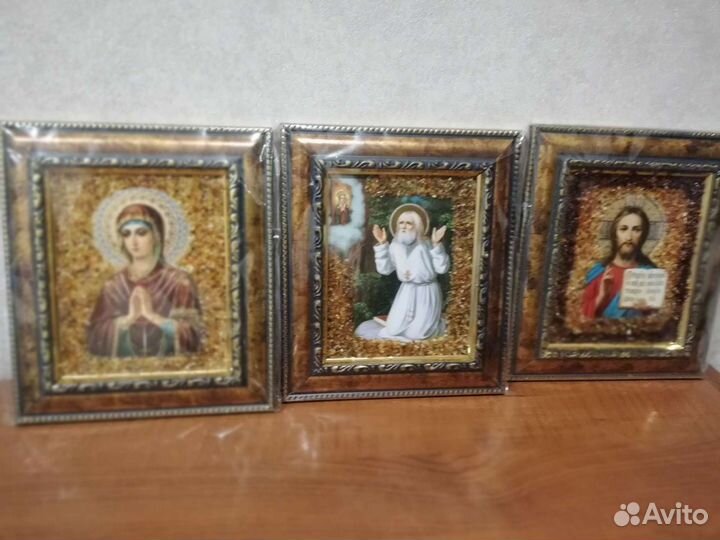 Икона, инкрустированная янтарем