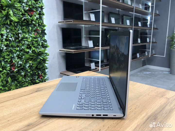 Asus 15.6 IPS/Ryzen 7/Vega 10/SSD