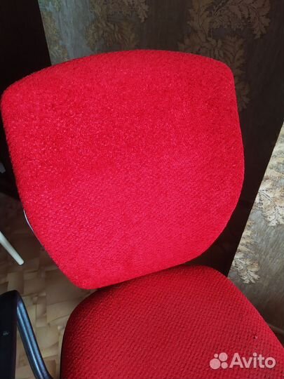 Компьютерный стул на колёсиках