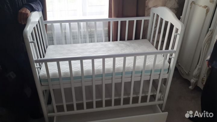 Детская кроватка с маятником и ящиком