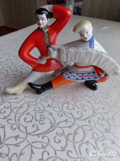 Статуэтка фарфоровая 