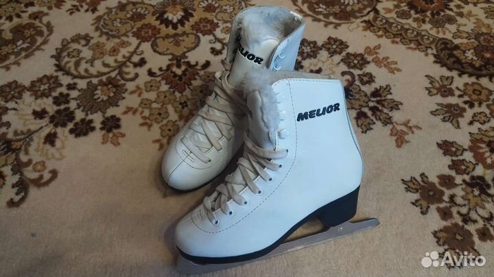 Коньки. Продам/поменяю. Белые фигурки 34 размер