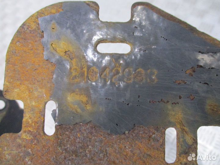 Кронштейн проводки Volvo 21042933