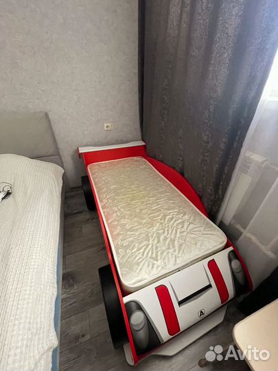 Детская кровать машина