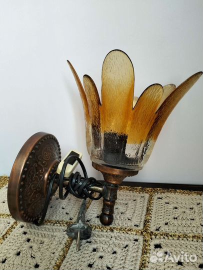 Лампа настольная. Светильник бра настенный