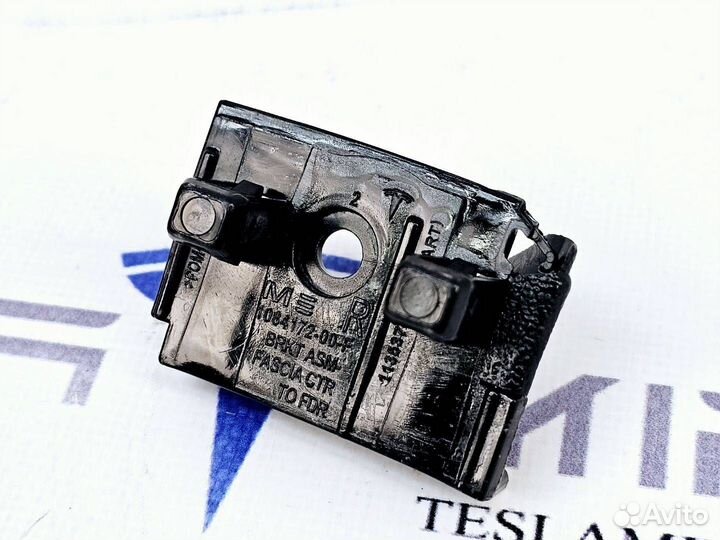 Кронштейн крепления крыла (вилка) правый Tesla