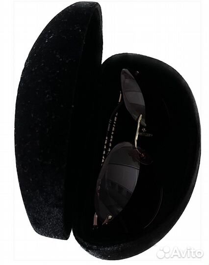 Солнцезащитные очки бренда 