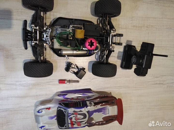 Машина на пульте управления, в хорошем состоянии