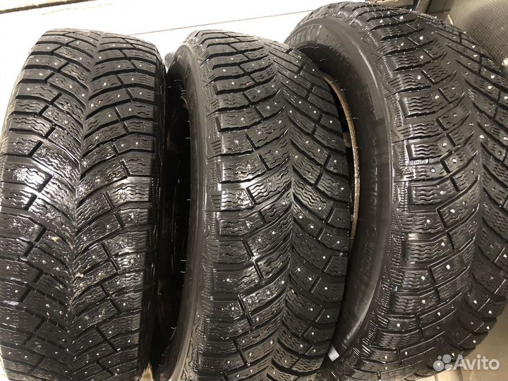 Michelin X-Ice North 4 215/65 R16