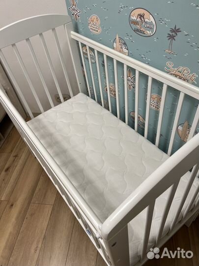 Детская кроватка с поперечным маятником