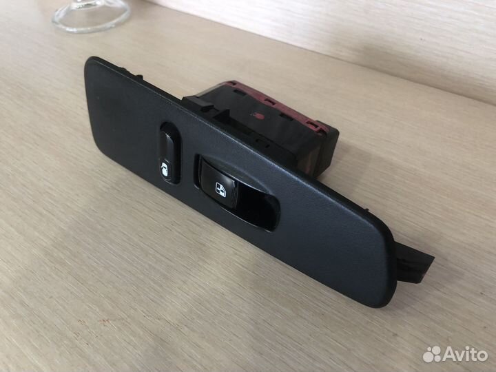 Кнопка стеклоподъемника SsangYong Rexton 1