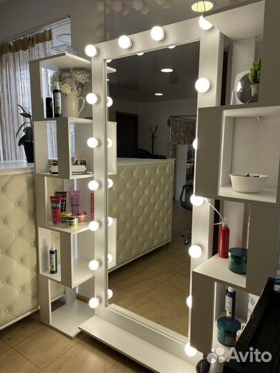 Гримерное зеркало с лампочками
