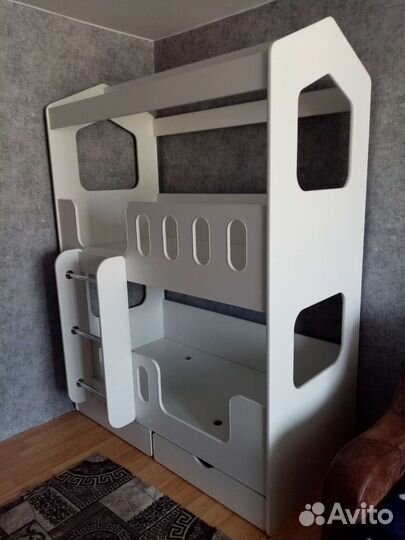 Детская двухъярусная кровать