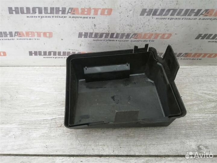 Крышка блока предохранителей Пежо 206