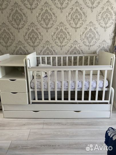 Детская кроватка с ящиком и матрасом
